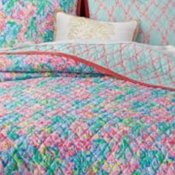 Lilly Pulitzer Other - Lilly Pulitzer reversible quilt EUC with 2 shams